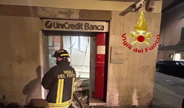 Esplosione nella notte a Casalpusterlengo: assalto con la tecnica della “marmotta” allo sportello Unicredit
