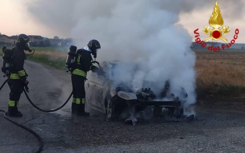 Incendio improvviso sull’auto in corsa: intervento dei Vigili del Fuoco a Marudo