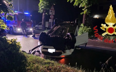 Incidente nella notte a Codogno: auto si ribalta in viale Trento