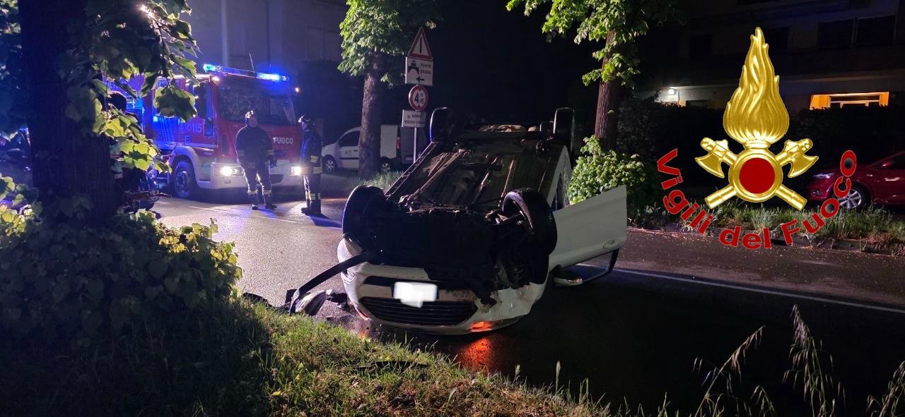 Incidente nella notte a Codogno: auto si ribalta in viale Trento