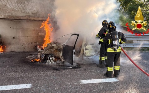 Auto in fiamme sull’A1 a Casalpusterlengo: intervento dei Vigili del Fuoco