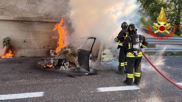 Auto in fiamme sull’A1 a Casalpusterlengo: intervento dei Vigili del Fuoco
