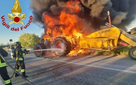 Vigili del fuoco in azione a Lodi per un trattore avvolto dalle fiamme