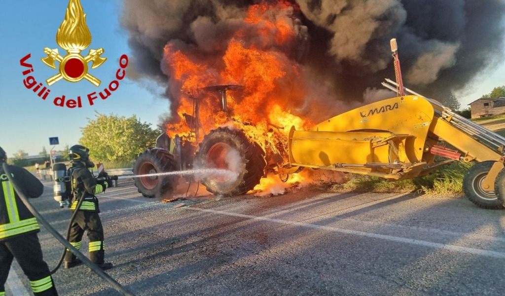 Vigili del fuoco in azione a Lodi per un trattore avvolto dalle fiamme