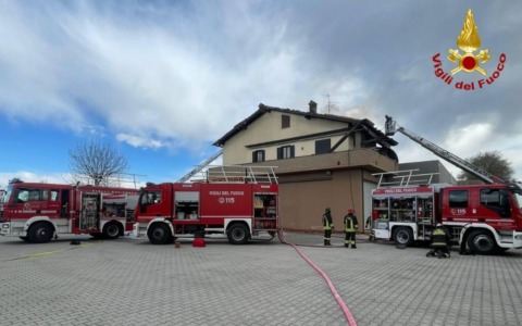 Incendio tetto a Castiraga Vidardo: massiccio intervento dei Vigili del Fuoco