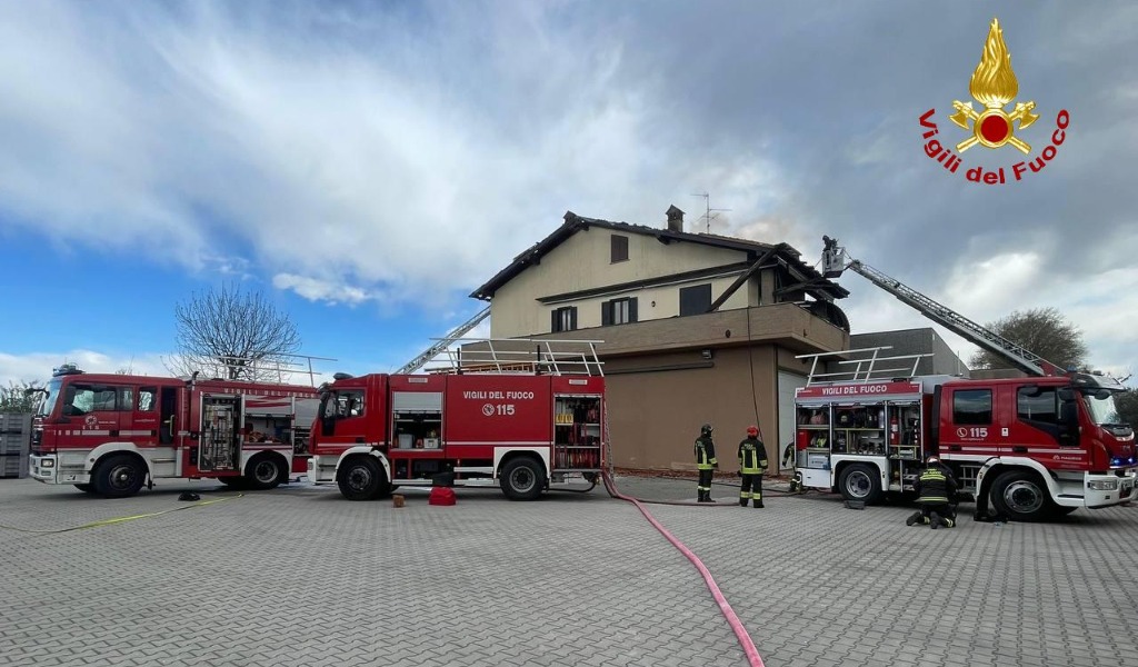 Incendio tetto a Castiraga Vidardo: massiccio intervento dei Vigili del Fuoco