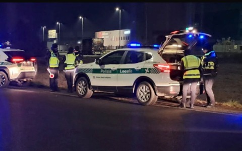 Fugge dopo l’incidente, poi investe 58enne che tenta di fermarlo: preso pirata della strada nel Lodigiano