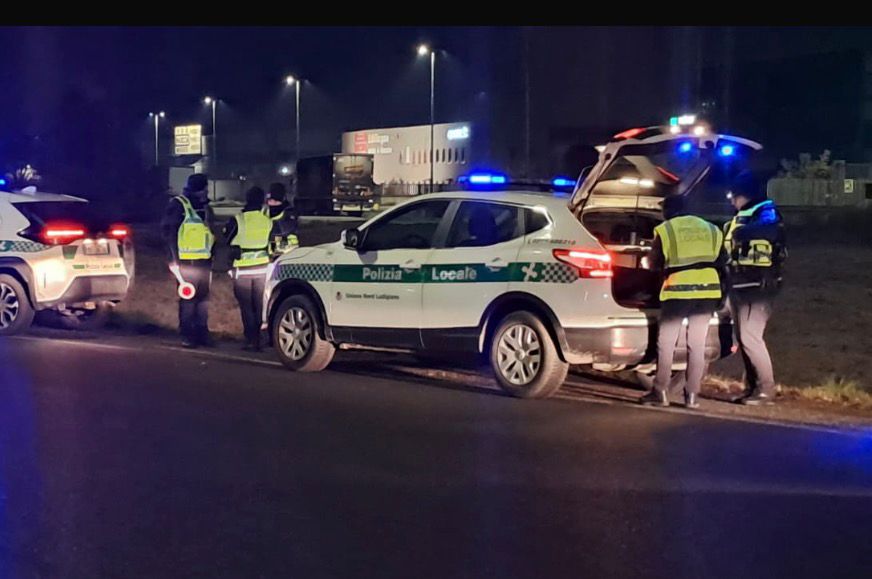 Fugge dopo l’incidente, poi investe 58enne che tenta di fermarlo: preso pirata della strada nel Lodigiano