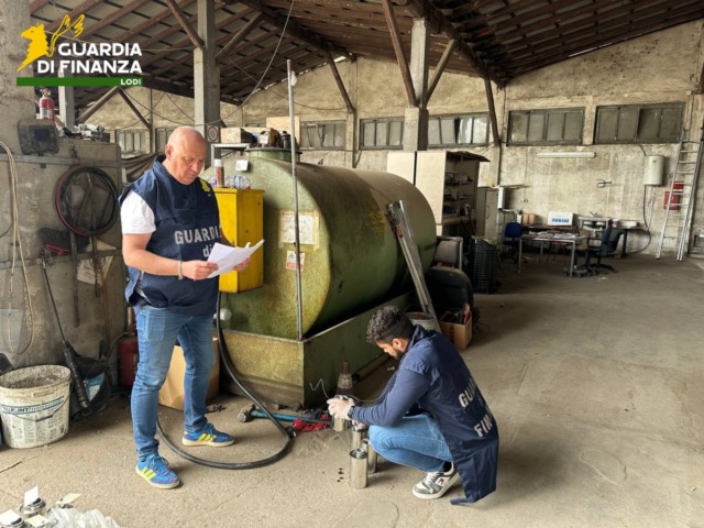 Distributore abusivo in un capannone a Lodi: sigilli a quattro cisterne di gasolio