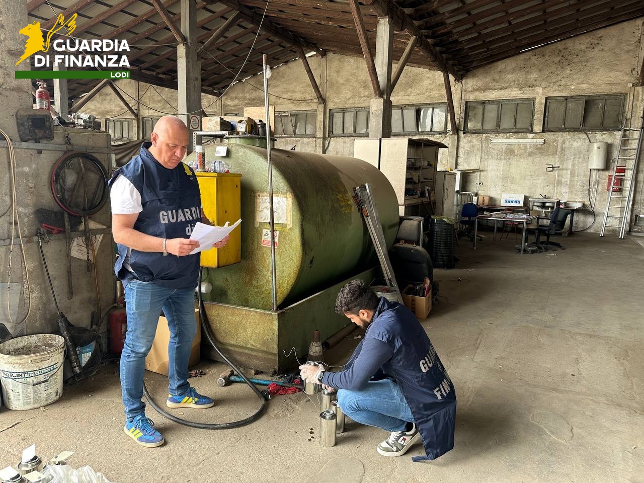 Distributore abusivo in un capannone a Lodi: sigilli a quattro cisterne di gasolio