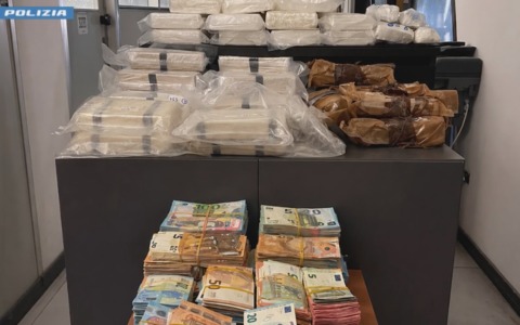 Maxi sequestro di droga: trovati con 300mila euro in contanti e 32 chili tra eroina e cocaina