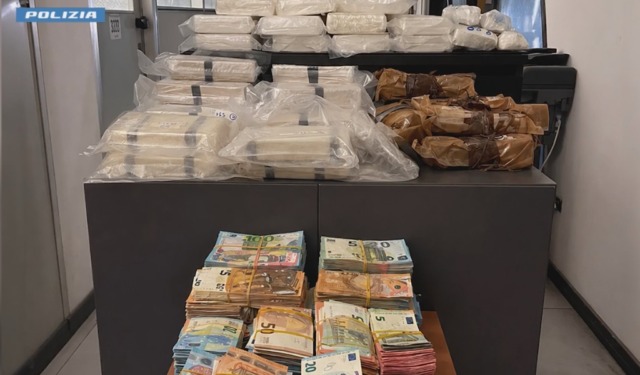 Maxi sequestro di droga: trovati con 300mila euro in contanti e 32 chili tra eroina e cocaina