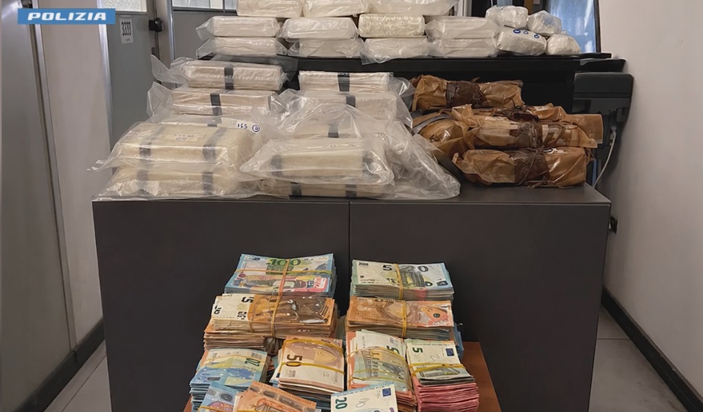 Maxi sequestro di droga: trovati con 300mila euro in contanti e 32 chili tra eroina e cocaina