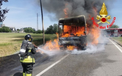 Bus di linea prende fuoco sulla provinciale, i passeggeri e autista in salvo