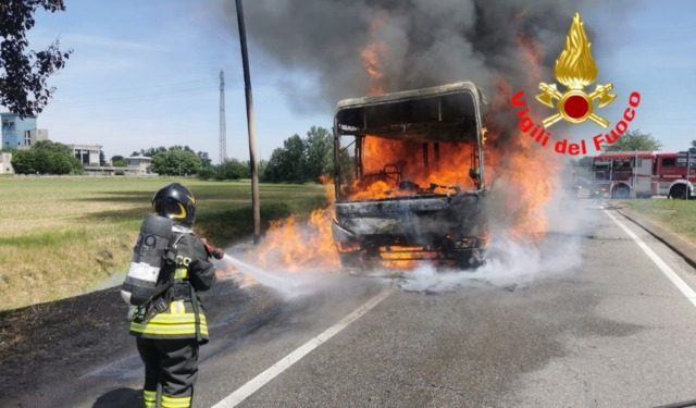Bus di linea prende fuoco sulla provinciale, i passeggeri e autista in salvo