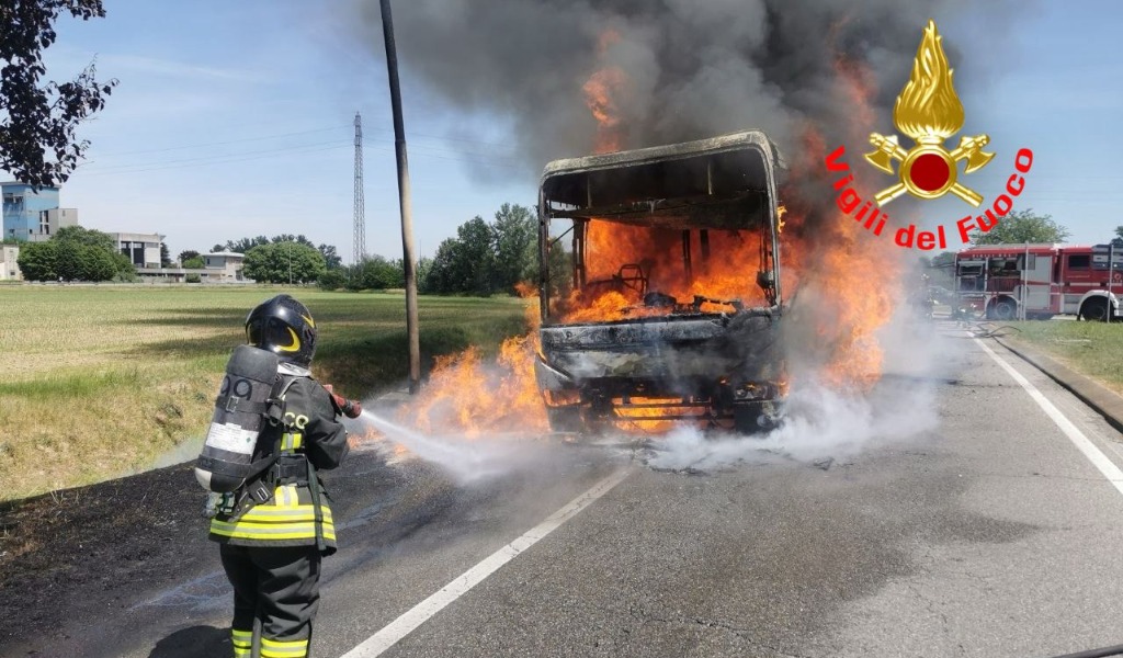 Bus di linea prende fuoco sulla provinciale, i passeggeri e autista in salvo