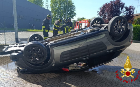 Auto si ribalta in cortile e travolge la colonnina del gas: ferito 49enne