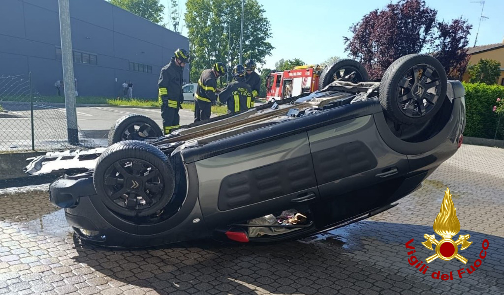 Auto si ribalta in cortile e travolge la colonnina del gas: ferito 49enne