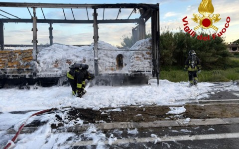 Autotreno in fiamme sulla provinciale 115 a Lodi Vecchio: intervento dei Vigili del Fuoco