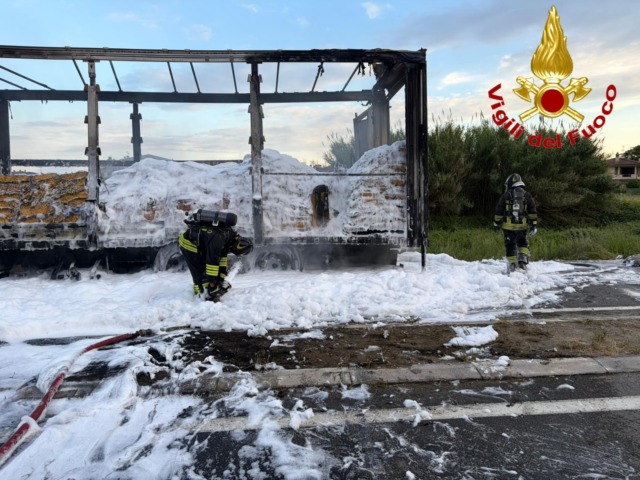 Autotreno in fiamme sulla provinciale 115 a Lodi Vecchio: intervento dei Vigili del Fuoco