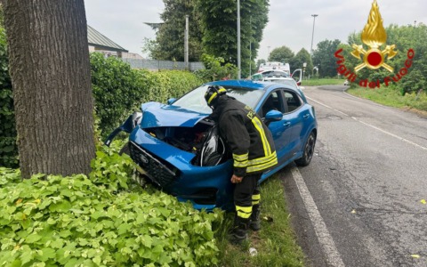 Impatto violento contro un albero in viale Piacenza: soccorsi due cinquantanovenni
