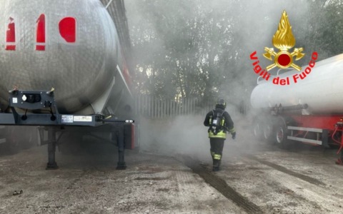 Si fessura una cisterna in azienda di trasporti chimici, sversati 300 litri di acido cloridrico