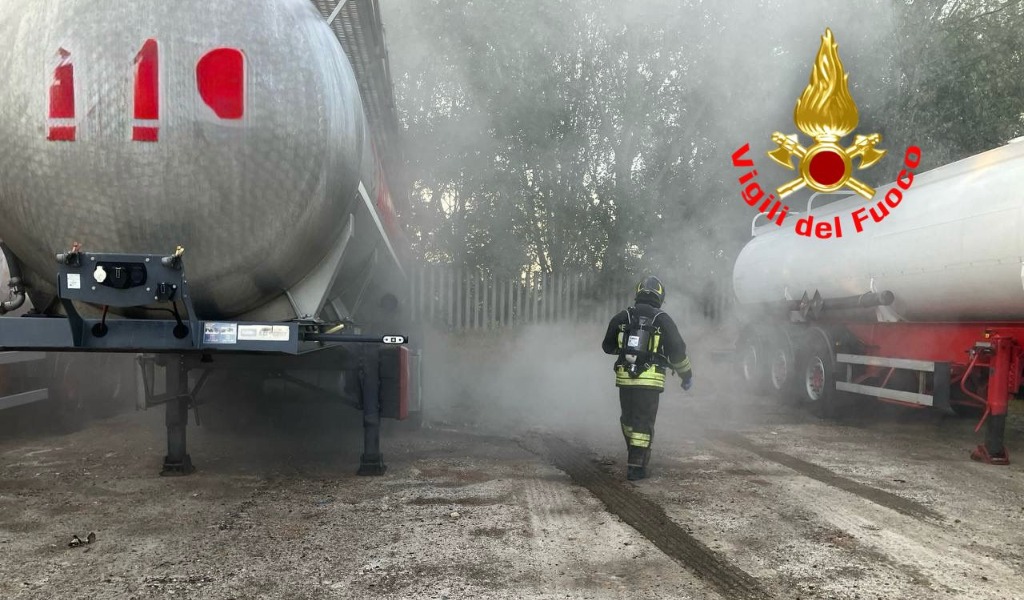Si fessura una cisterna in azienda di trasporti chimici, sversati 300 litri di acido cloridrico