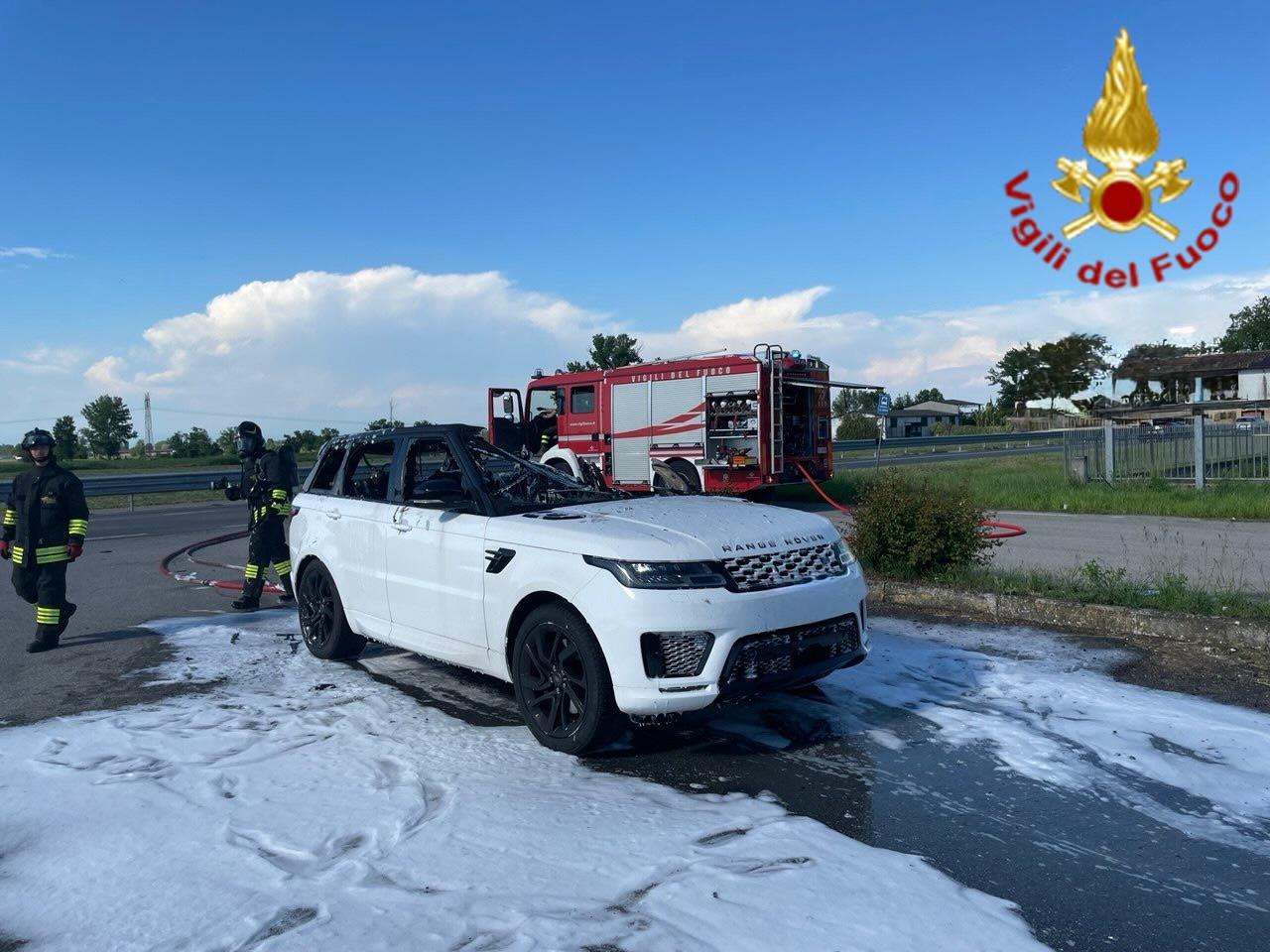 Fuoco durante la marcia: Range Rover in fiamme a Crespiatica