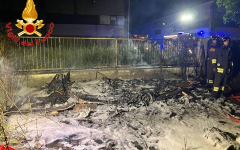Roulotte distrutta dalle fiamme in Viale Torino: intervengono i Vigili del Fuoco
