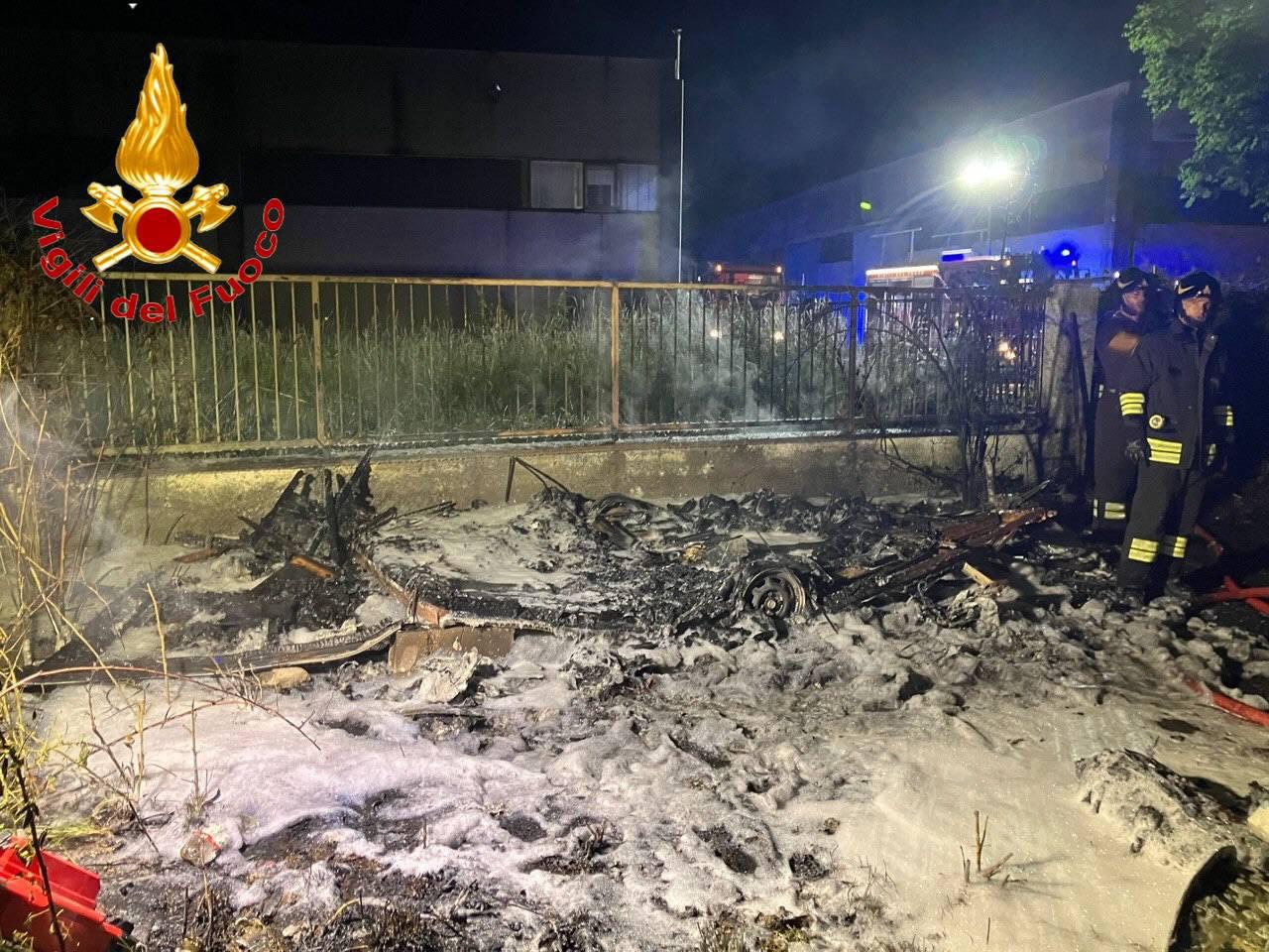 Roulotte distrutta dalle fiamme in Viale Torino: intervengono i Vigili del Fuoco