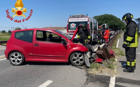 Auto contro guardrail sulla provinciale 16: feriti una 37enne e un bambino di 6 anni
