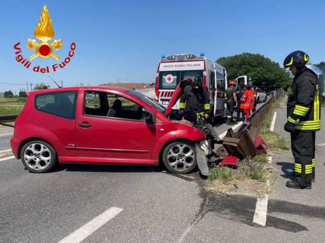 Auto contro guardrail sulla provinciale 16: feriti una 37enne e un bambino di 6 anni