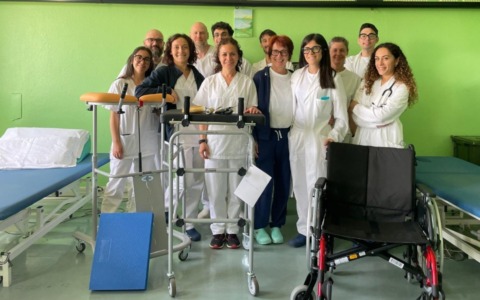 Quando la gratitudine diventa cura: una ex paziente dona ausili hi-tech alla Riabilitazione di Sant’Angelo