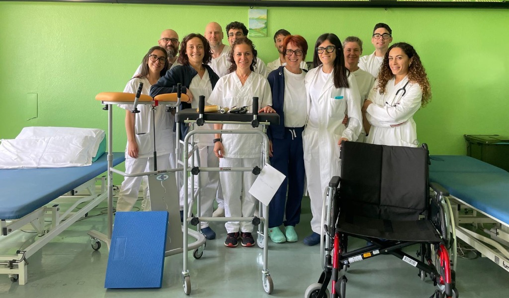 Quando la gratitudine diventa cura: una ex paziente dona ausili hi-tech alla Riabilitazione di Sant’Angelo