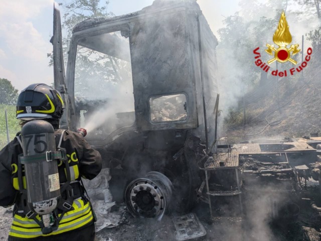Autoarticolato in fiamme lungo la A1: distrutto un trattore stradale nel Lodigiano