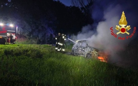 Incendio di un’autovettura abbandonata in un campo