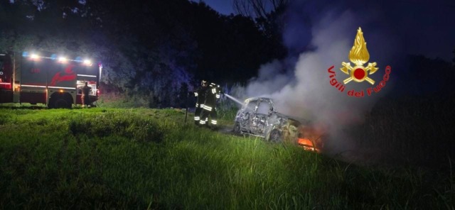 Incendio di un’autovettura abbandonata in un campo