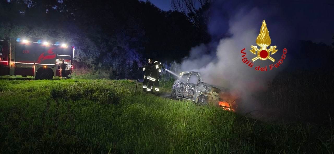 Incendio di un’autovettura abbandonata in un campo