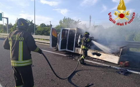 Furgone in fiamme sull’autostrada A1 nel Lodigiano