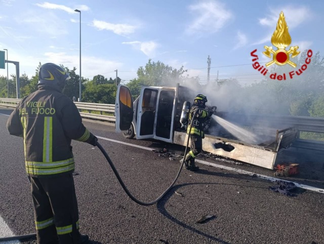 Furgone in fiamme sull’autostrada A1 nel Lodigiano