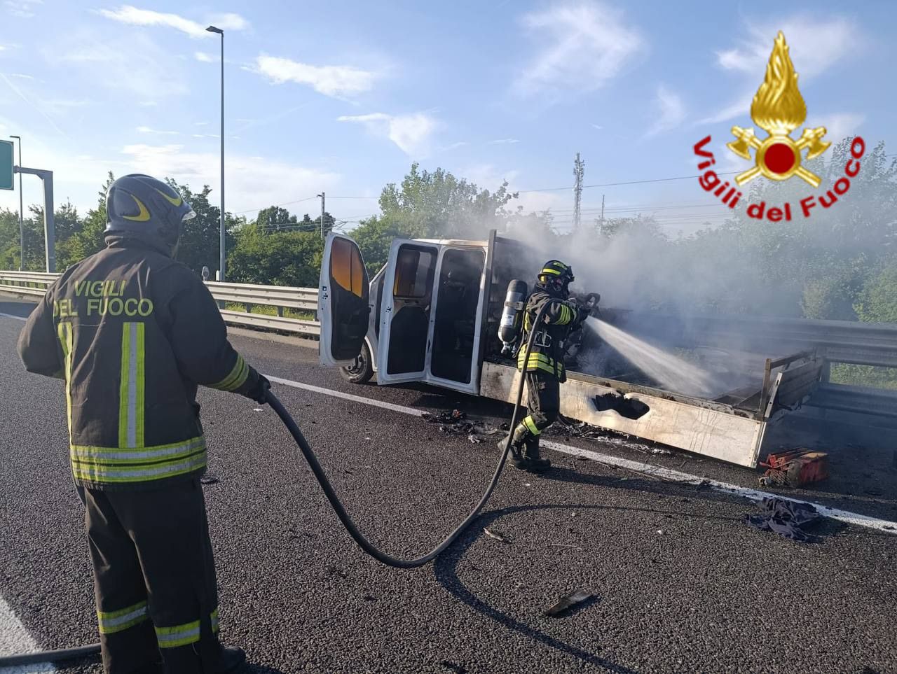 Furgone in fiamme sull’autostrada A1 nel Lodigiano