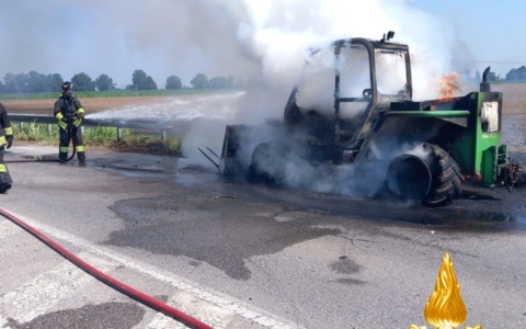 Mezzo agricolo prende fuoco lungo la SP 27 a Corno Giovine
