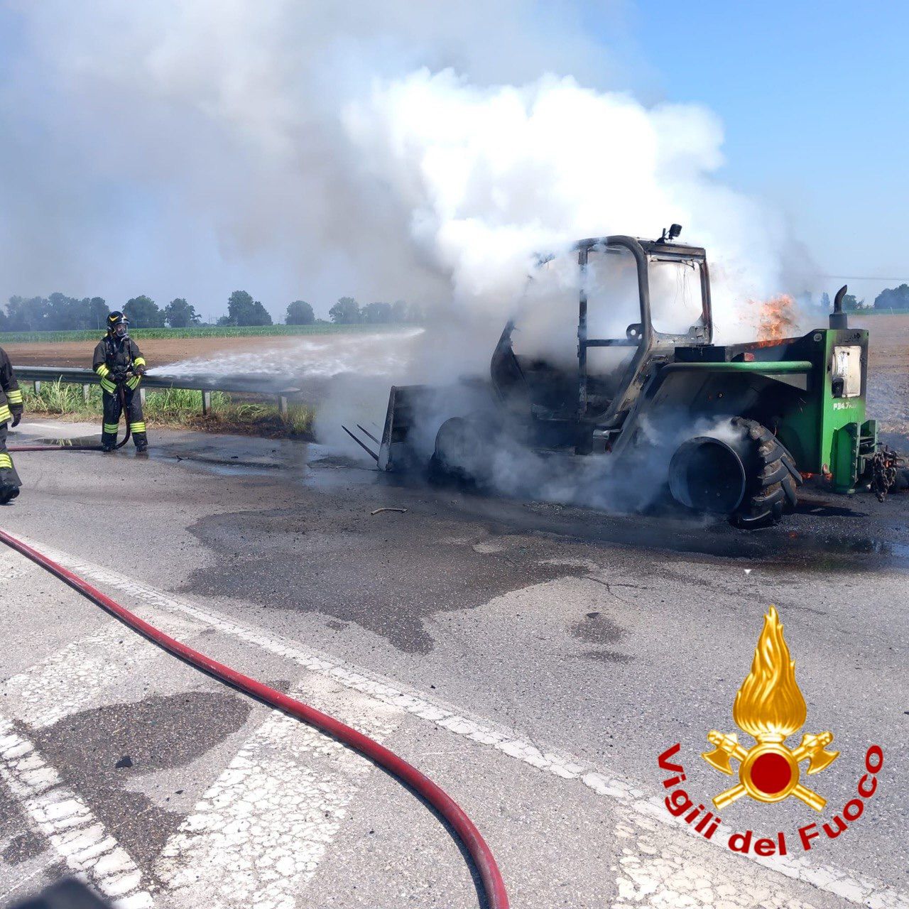 Mezzo agricolo prende fuoco lungo la SP 27 a Corno Giovine