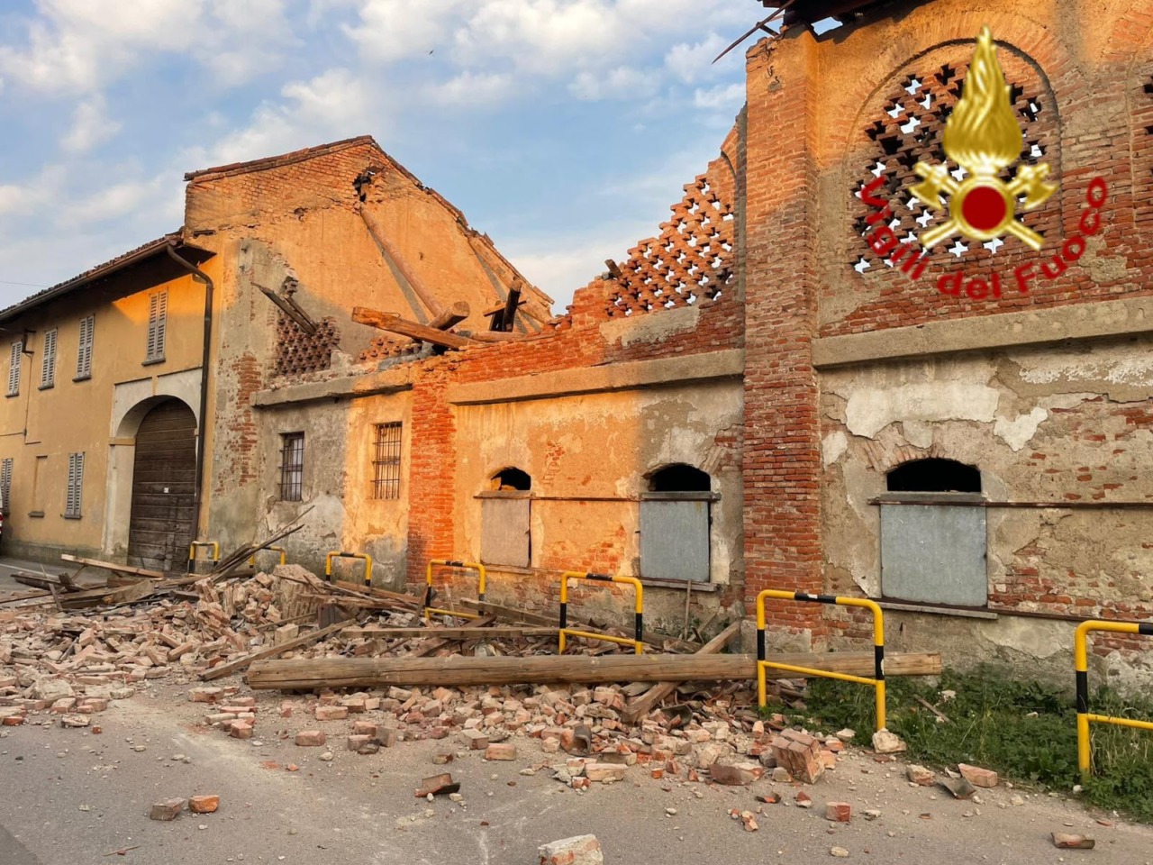 Parziale cedimento di una cascina: strada chiusa per rischio di crollo totale