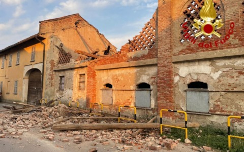 Parziale cedimento di una cascina: strada chiusa per rischio di crollo totale