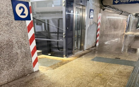 Maltempo a Lodi e sottopasso ferroviario impraticabile: la dura protesta dei viaggiatori contro i disagi dello scalo