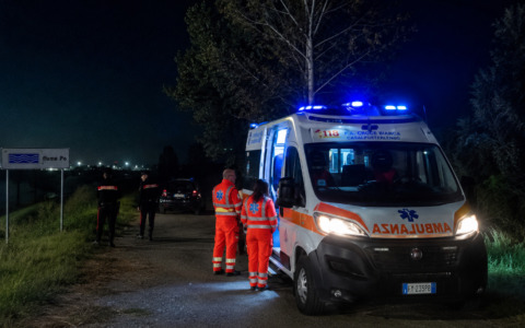 Festa in golena finisce con un 26enne ferito al collo in stato confusionale: indagini a Caselle Landi