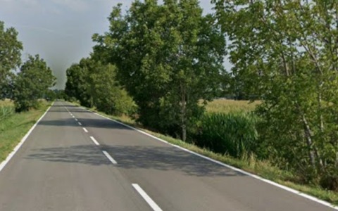 Scontro tra un autocarro e una bicicletta sulla provinciale: pensionato perde la vita
