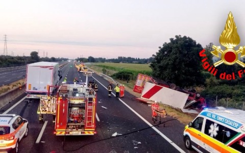 Scontro tra due mezzi pesanti sulla A1: un ferito estratto dalle lamiere e trasportato in elisoccorso