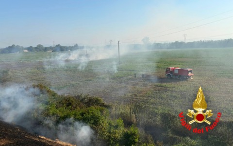 Incendio sterpaglie in A1: traffico rallentato vicino a San Rocco al Porto